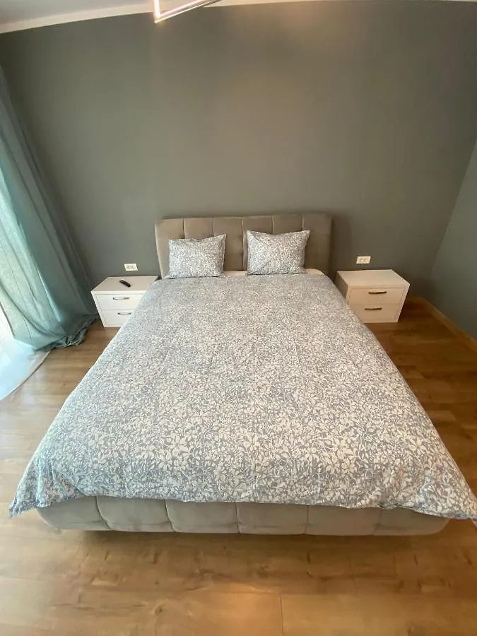 Plazza Studio Bucureşti 0*,  România
